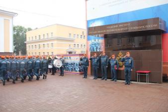 На первом еженедельном построении в учебном году вручены звания и награды