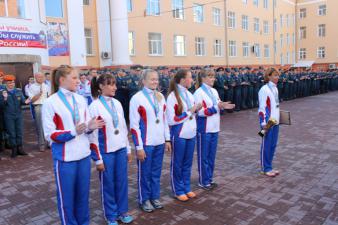 Начальник института генерал-майор внутренней службы А.М. Супруновский поздравил членов женской команды, участвовавших во Всероссийских соревнованиях по пожарно-прикладному спорту среди высших образовательных учреждений МЧС России