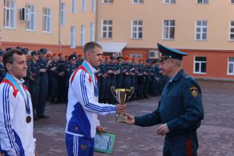 Начальник института генерал-майор внутренней службы А.М. Супруновский поздравил членов мужской команды, участвовавших во Всероссийских соревнованиях по пожарно-прикладному спорту среди высших образовательных учреждений МЧС России