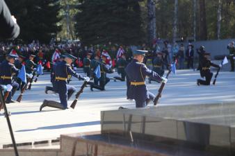 Возложение венков на Широкореченском мемориале