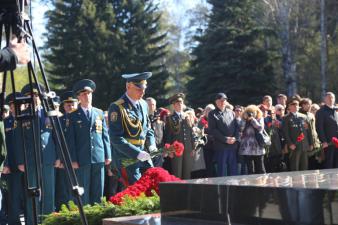 Возложение венков на Широкореченском мемориале