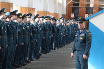 Строевой смотр постоянного состава института