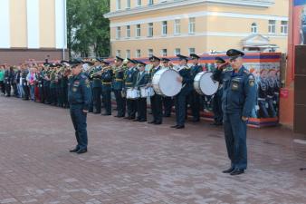 На общеинститутской вечерней поверке зачитали фамилии выпускников вуза