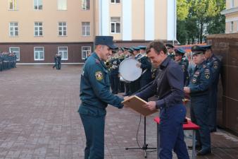 На общеинститутской вечерней поверке зачитали фамилии выпускников вуза