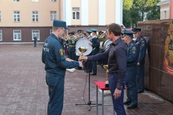 На общеинститутской вечерней поверке зачитали фамилии выпускников вуза