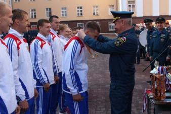 Начальник института вручил награды победителям и призерам соревнований