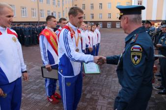 Начальник института вручил награды победителям и призерам соревнований