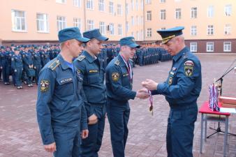 Начальник института вручил награды победителям и призерам соревнований