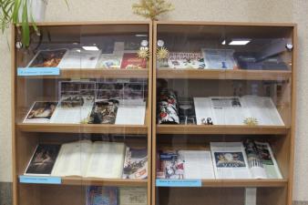 Книжная выставка «Новый год стучится в дверь!».