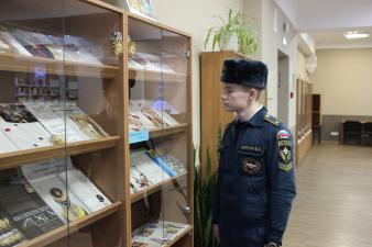 Книжная выставка «Новый год стучится в дверь!».