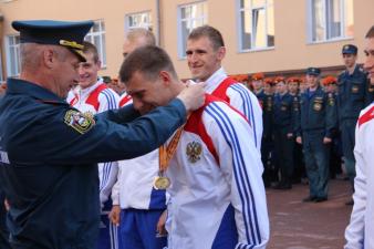 Начальник института вручил награды победителям и призерам соревнований