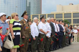 Участники мероприятия возложили на воду городского пруда венок
