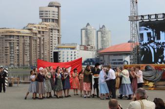 Участники мероприятия возложили на воду городского пруда венок