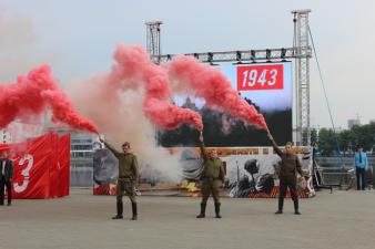 Участники мероприятия возложили на воду городского пруда венок
