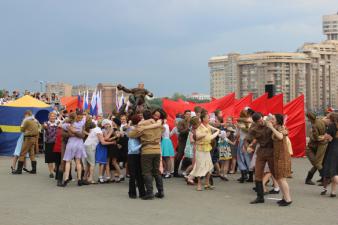 Участники мероприятия возложили на воду городского пруда венок