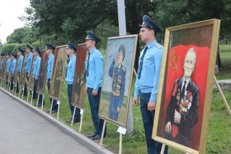 Участники мероприятия возложили на воду городского пруда венок