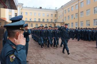 Еженедельное построение личного состава учебного заведения