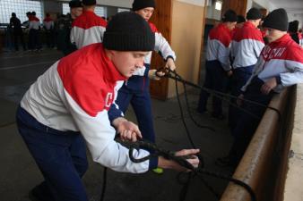 Соревнования по закреплению спасательной веревки за конструкцию.