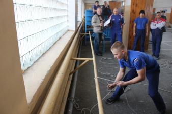 Соревнования по закреплению спасательной веревки за конструкцию.