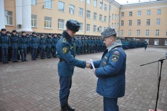 На утреннем построении вручены дипломы отличившимся спортсменам