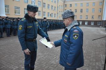 На утреннем построении вручены дипломы отличившимся спортсменам