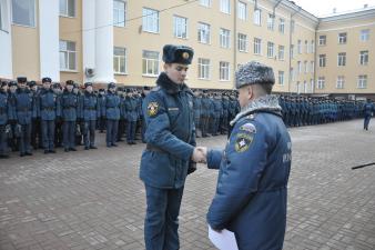 На утреннем построении вручены дипломы отличившимся спортсменам