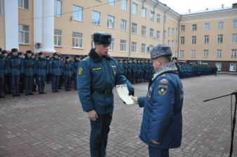 На утреннем построении вручены дипломы отличившимся спортсменам