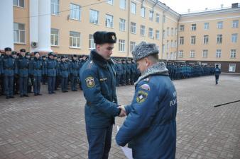 На утреннем построении вручены дипломы отличившимся спортсменам