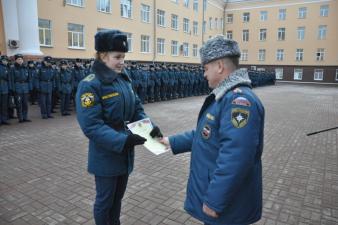 На утреннем построении вручены дипломы отличившимся спортсменам